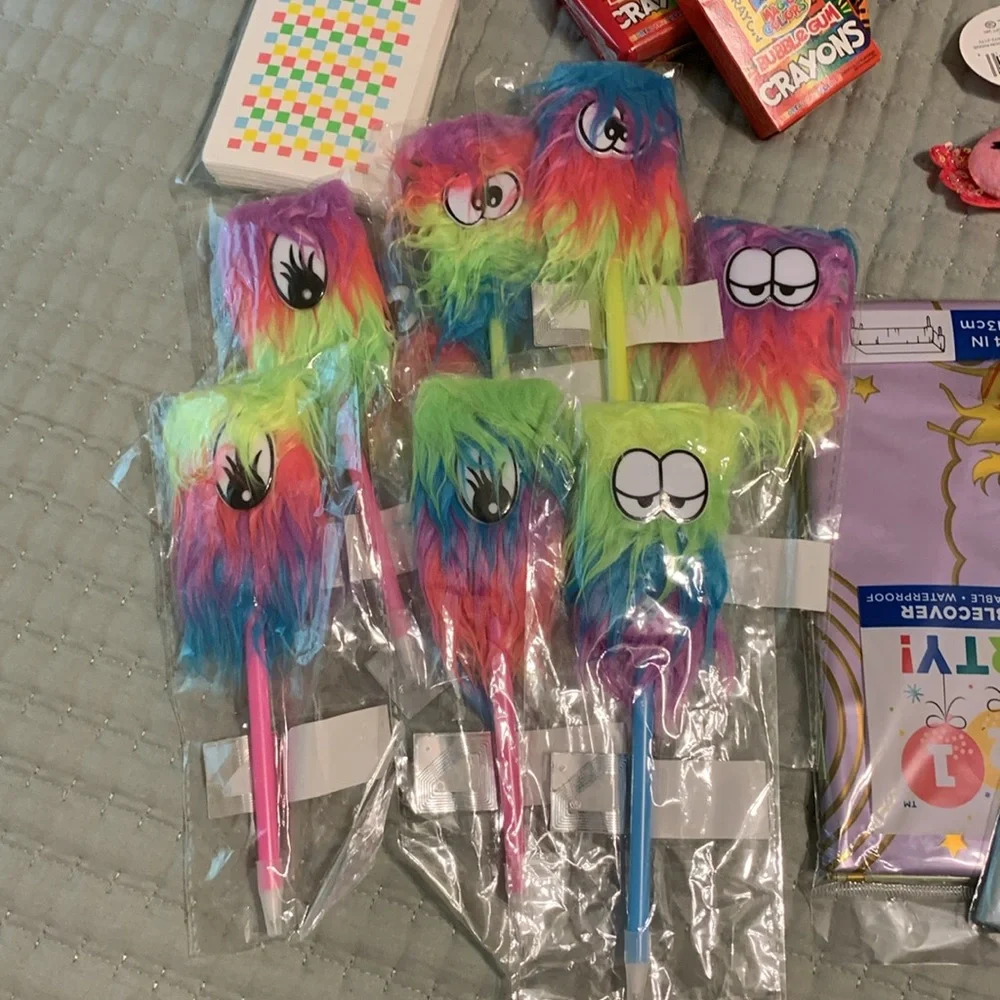 Party Up Girls 40 Pc Party Set NEW Fur Pens Tablecloths Bingo/Prizes & much more